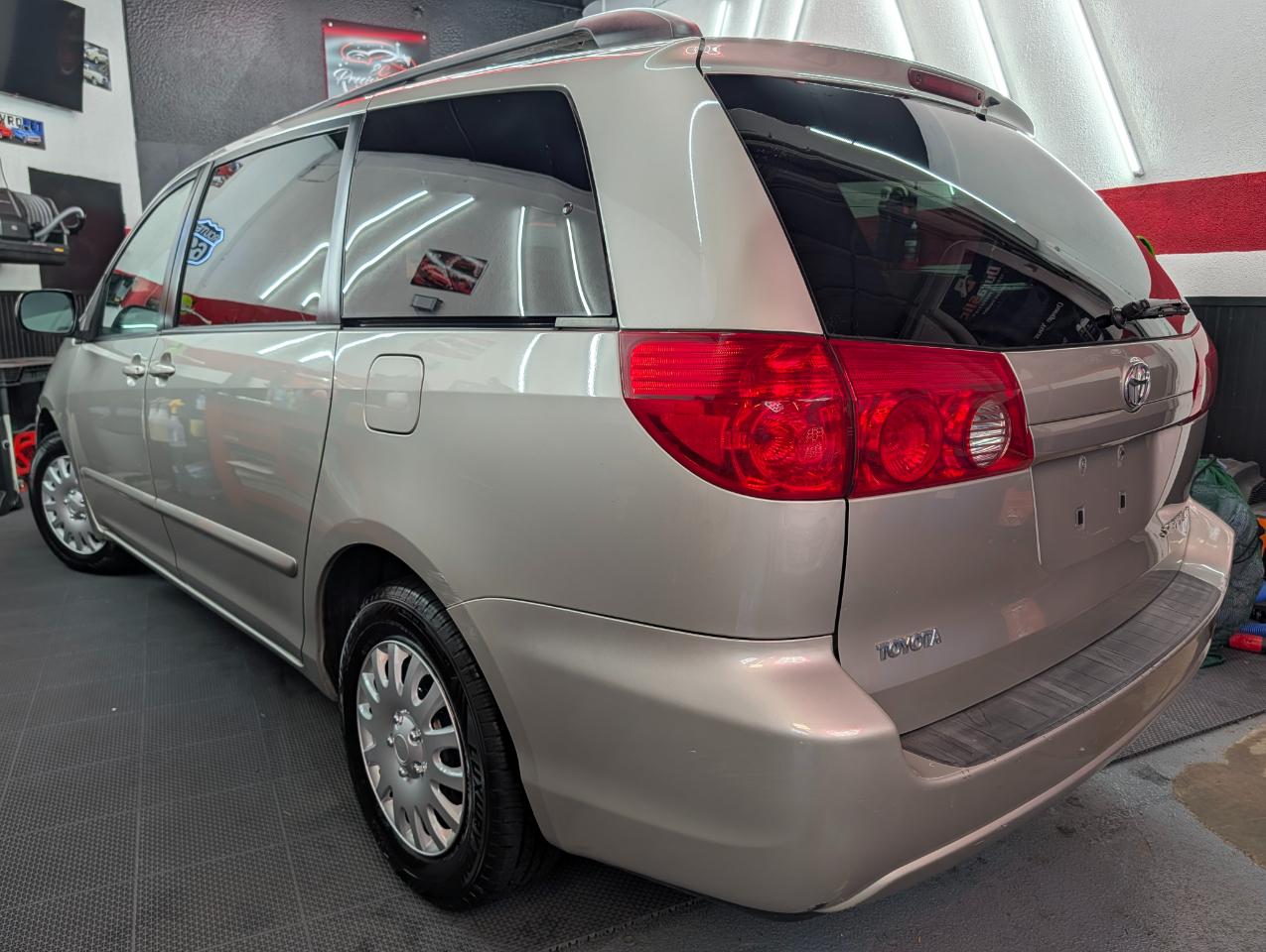 Toyota Sienna LE FWD 8-Passenger Seating 2007