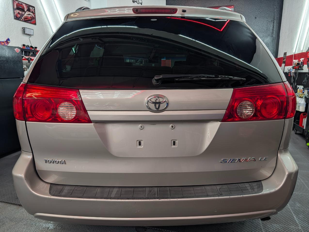 Toyota Sienna LE FWD 8-Passenger Seating 2007