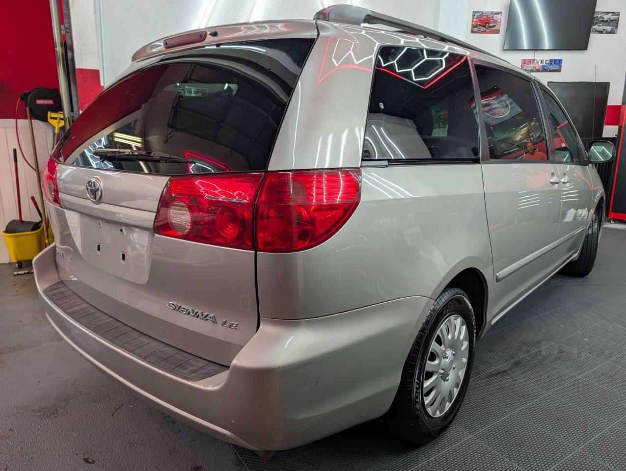 Toyota Sienna LE FWD 8-Passenger Seating 2007