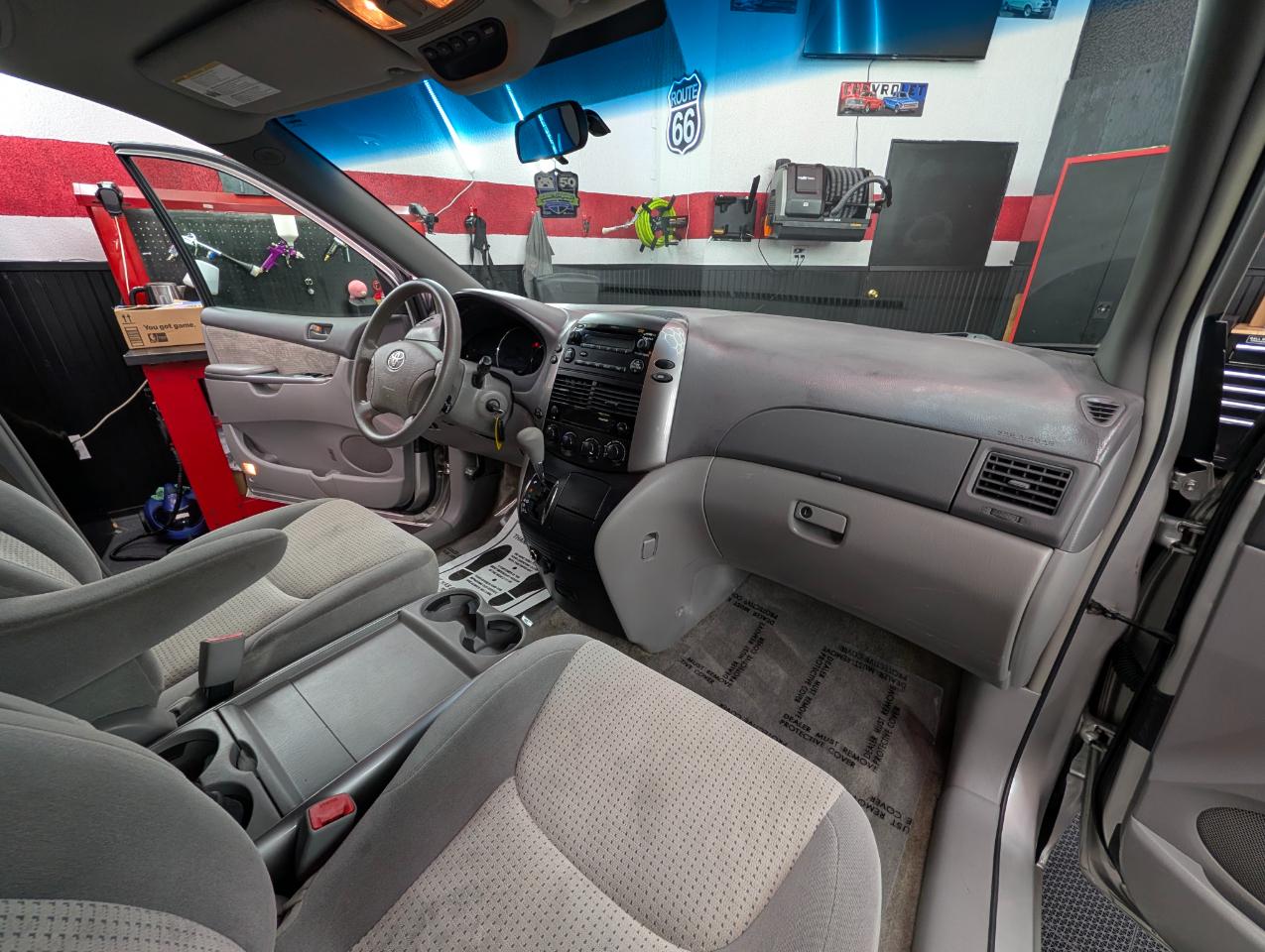 Toyota Sienna LE FWD 8-Passenger Seating 2007