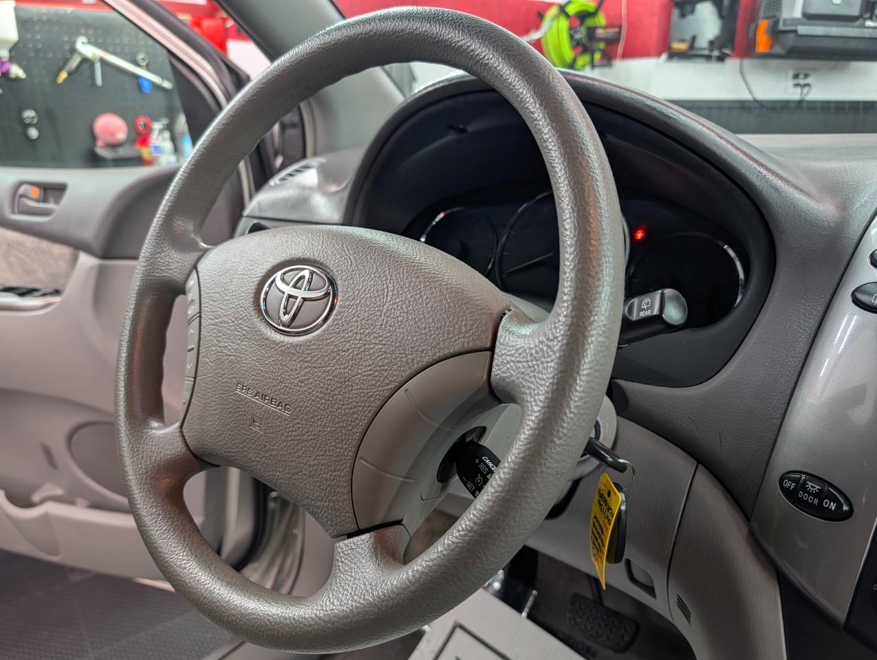 Toyota Sienna LE FWD 8-Passenger Seating 2007