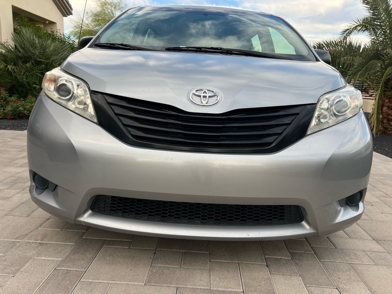 2014 Toyota Sienna photo 2