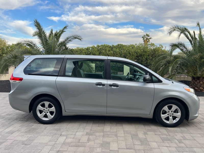 2014 Toyota Sienna photo 4