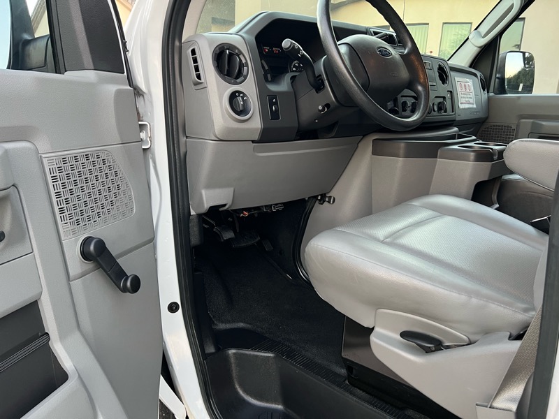 Ford Econoline E-350 XL Super Duty 2014