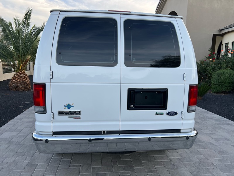 Ford Econoline E-350 XLT Super Duty 2012