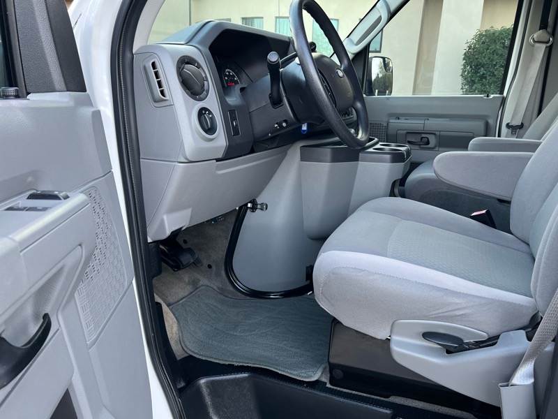 Ford Econoline E-350 XLT Super Duty 2012