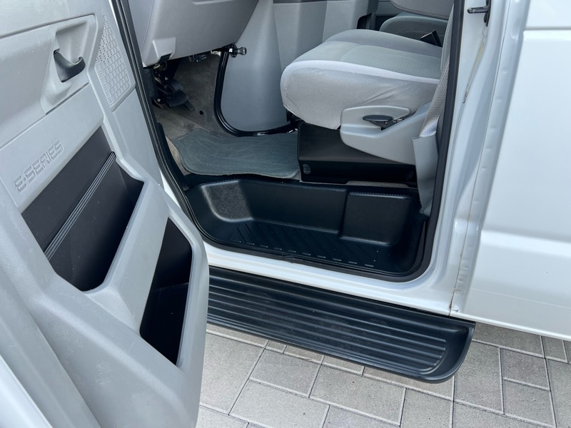 Ford Econoline E-350 XLT Super Duty 2012