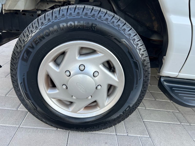 Ford Econoline E-350 XLT Super Duty 2012