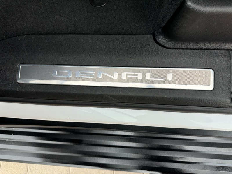 GMC Yukon Denali 4WD 2024