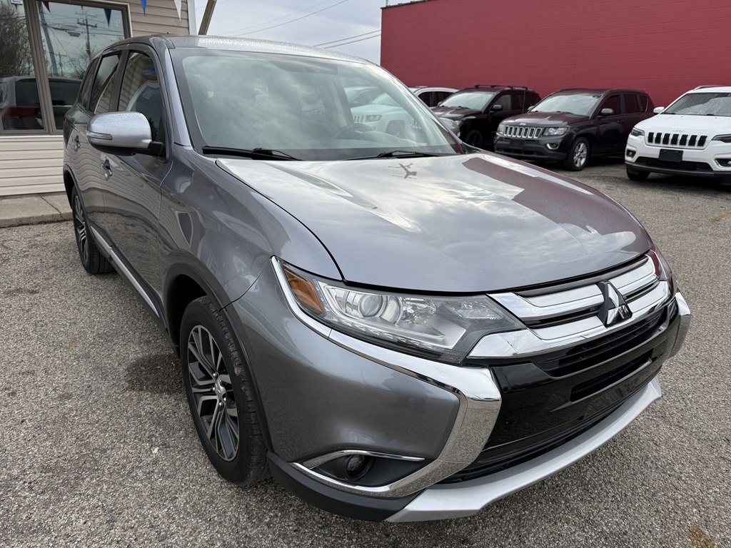 2016 Mitsubishi Outlander SE's photo