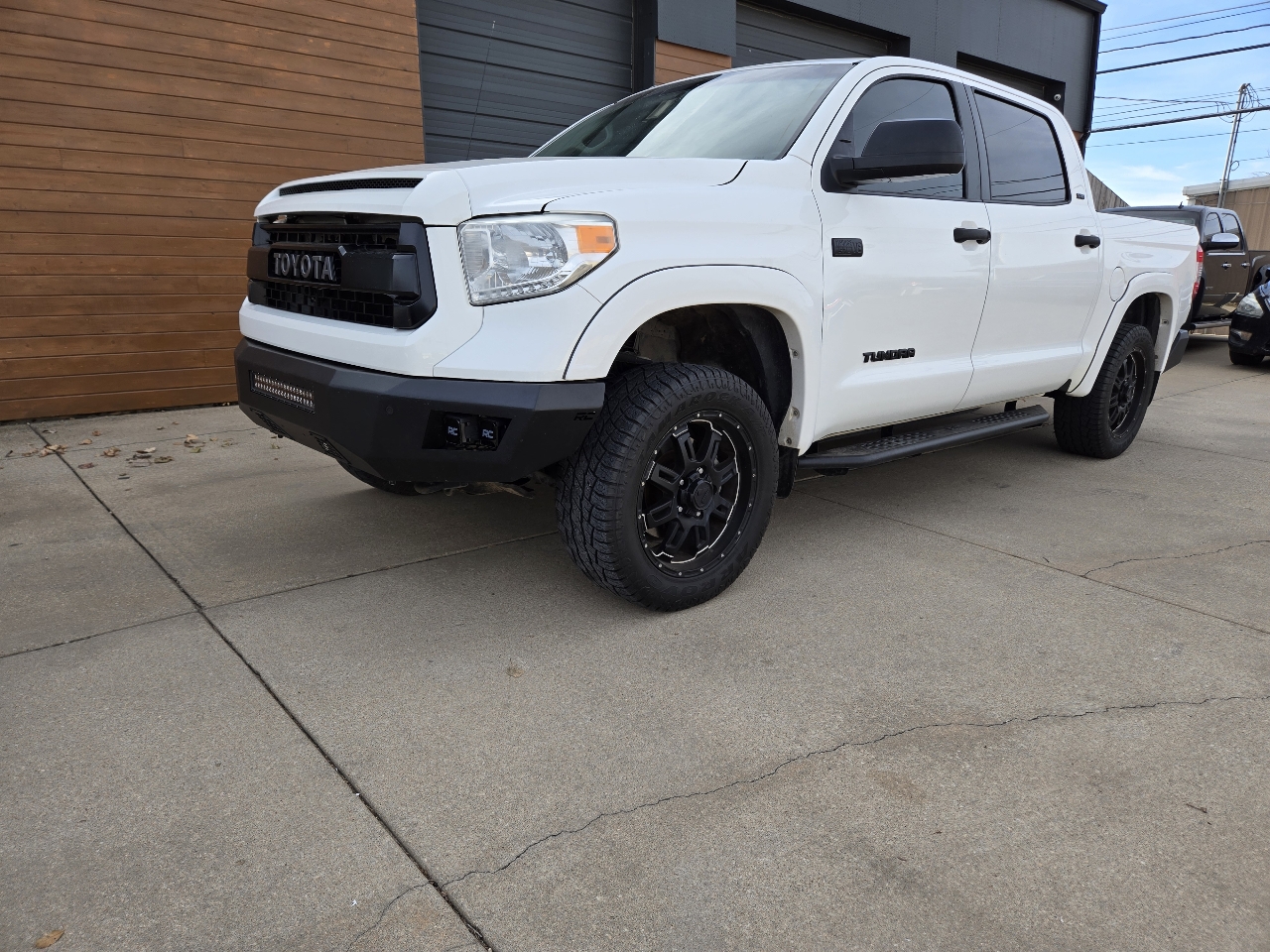 Toyota Tundra SR5 5.7L V8 FFV CrewMax 4WD 2017