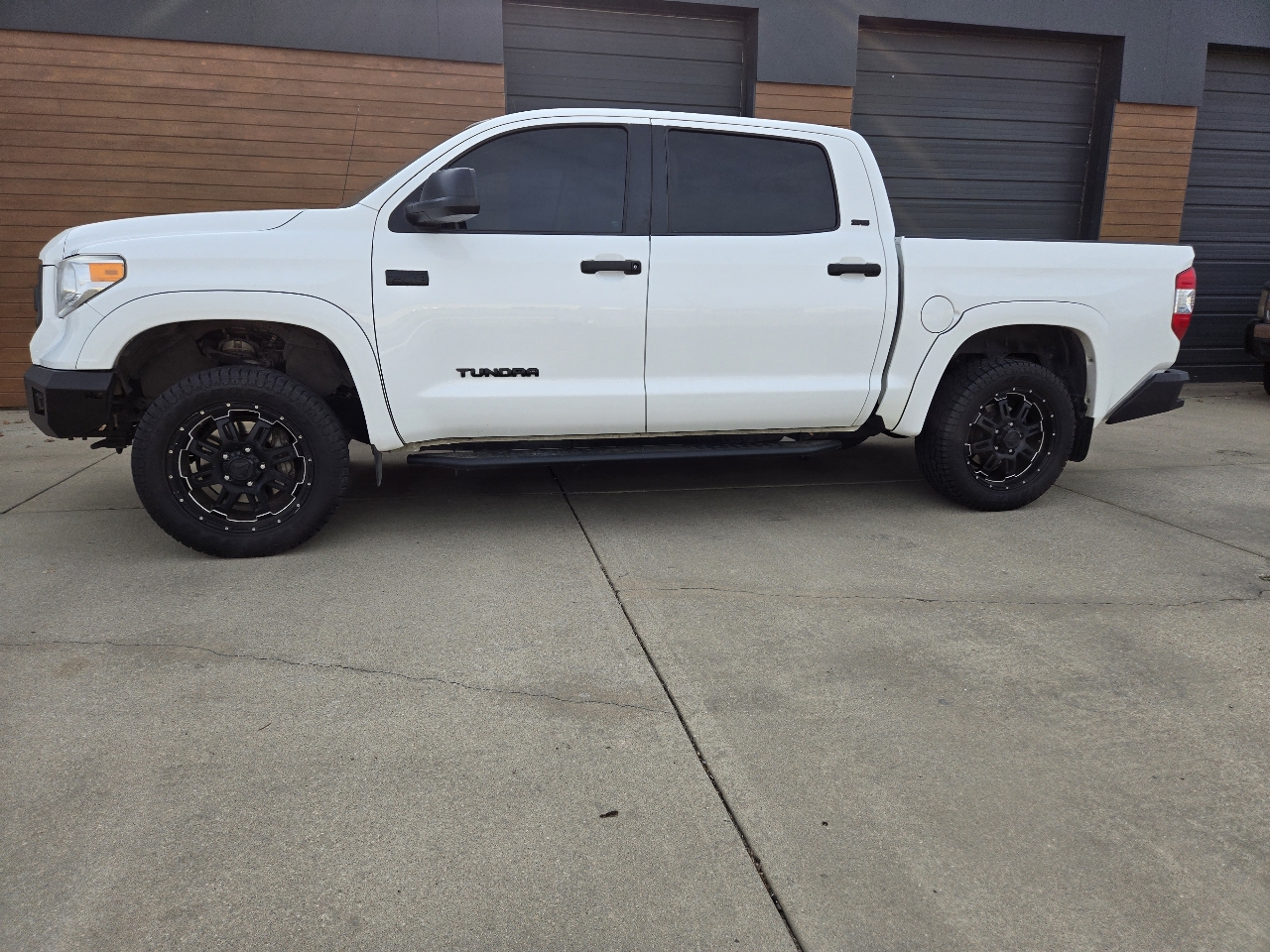 Toyota Tundra SR5 5.7L V8 FFV CrewMax 4WD 2017