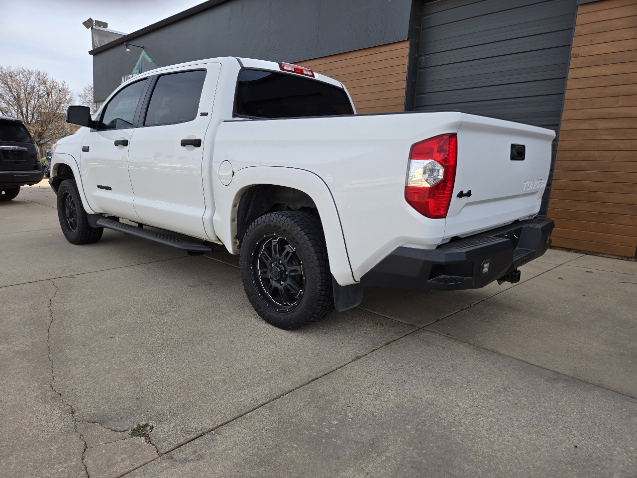 Toyota Tundra SR5 5.7L V8 FFV CrewMax 4WD 2017