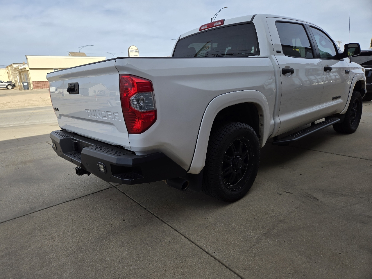 Toyota Tundra SR5 5.7L V8 FFV CrewMax 4WD 2017