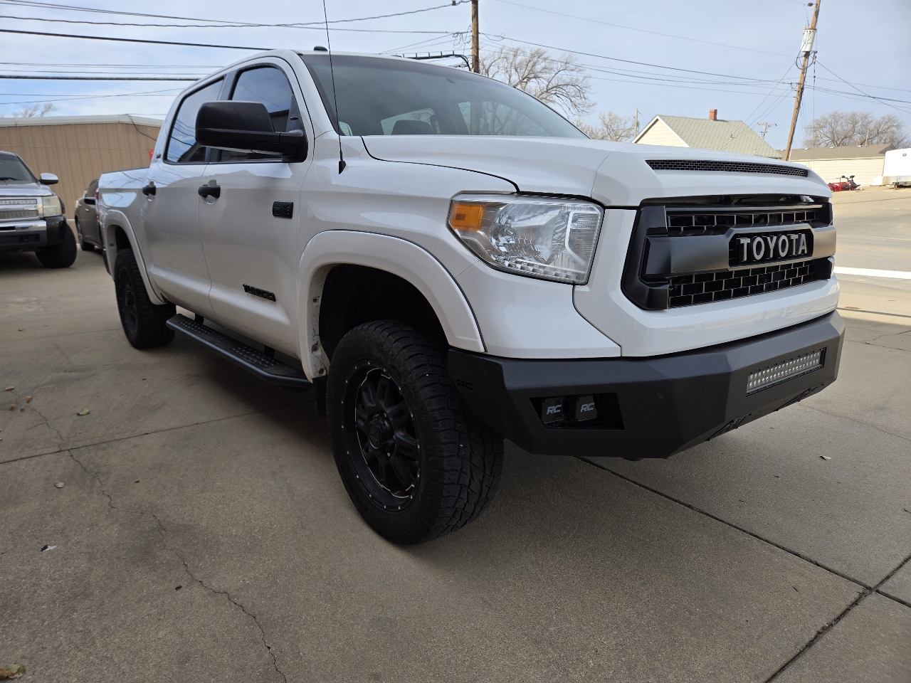 Toyota Tundra SR5 5.7L V8 FFV CrewMax 4WD 2017