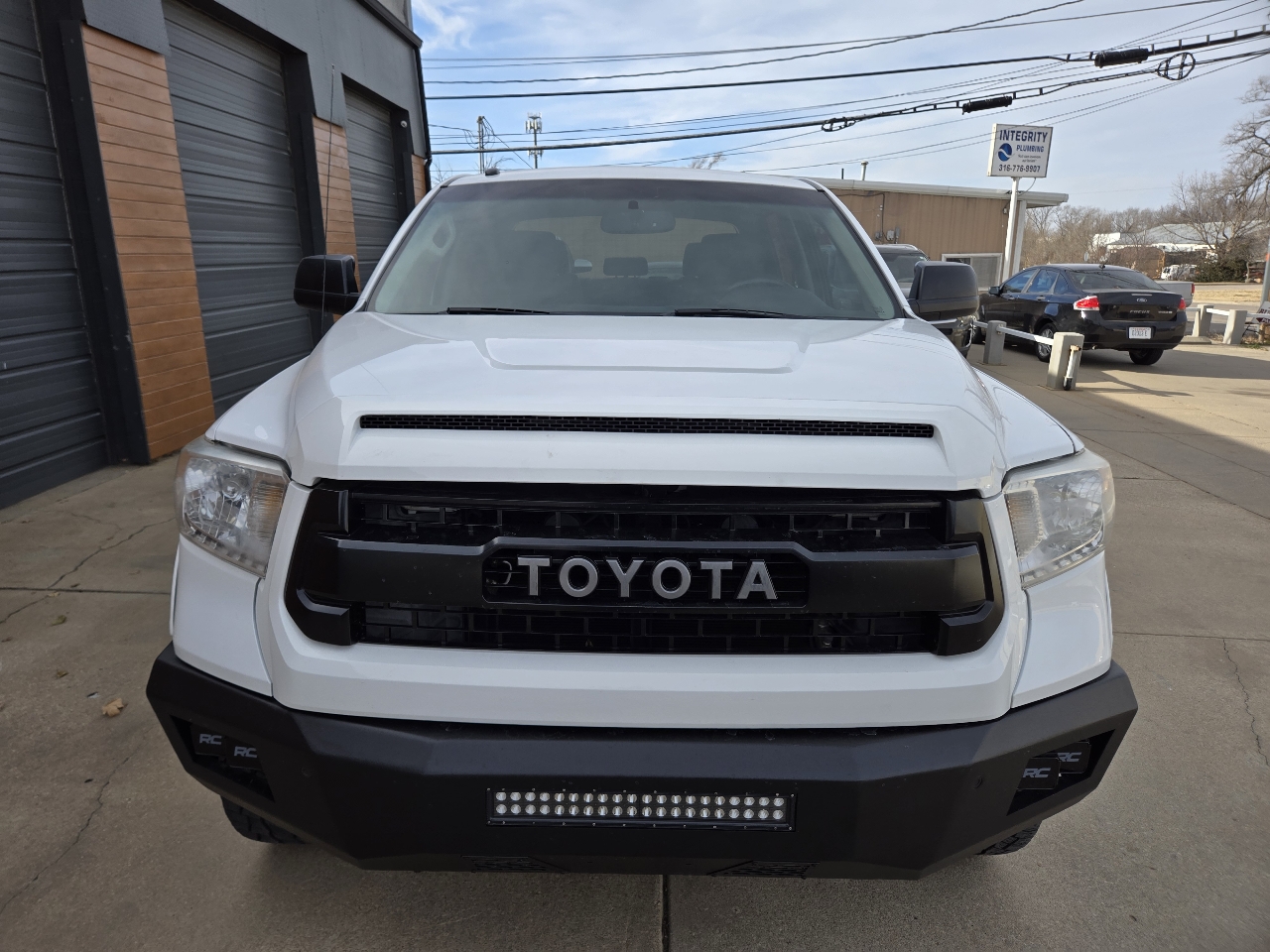 Toyota Tundra SR5 5.7L V8 FFV CrewMax 4WD 2017