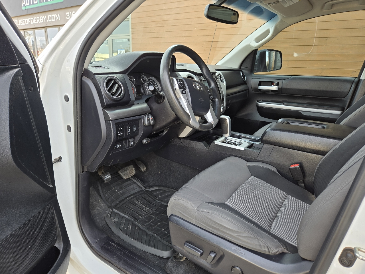 Toyota Tundra SR5 5.7L V8 FFV CrewMax 4WD 2017