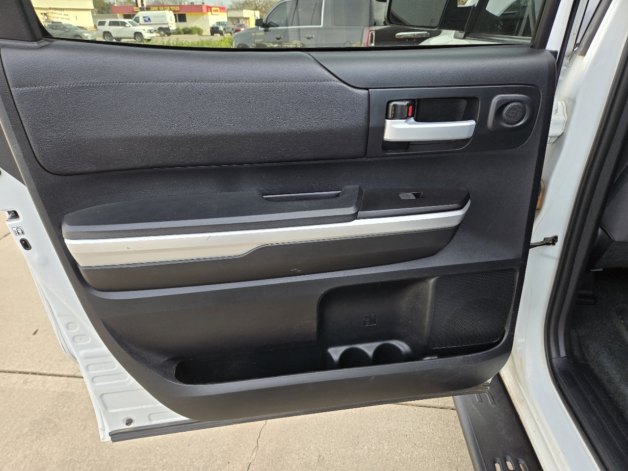 Toyota Tundra SR5 5.7L V8 FFV CrewMax 4WD 2017