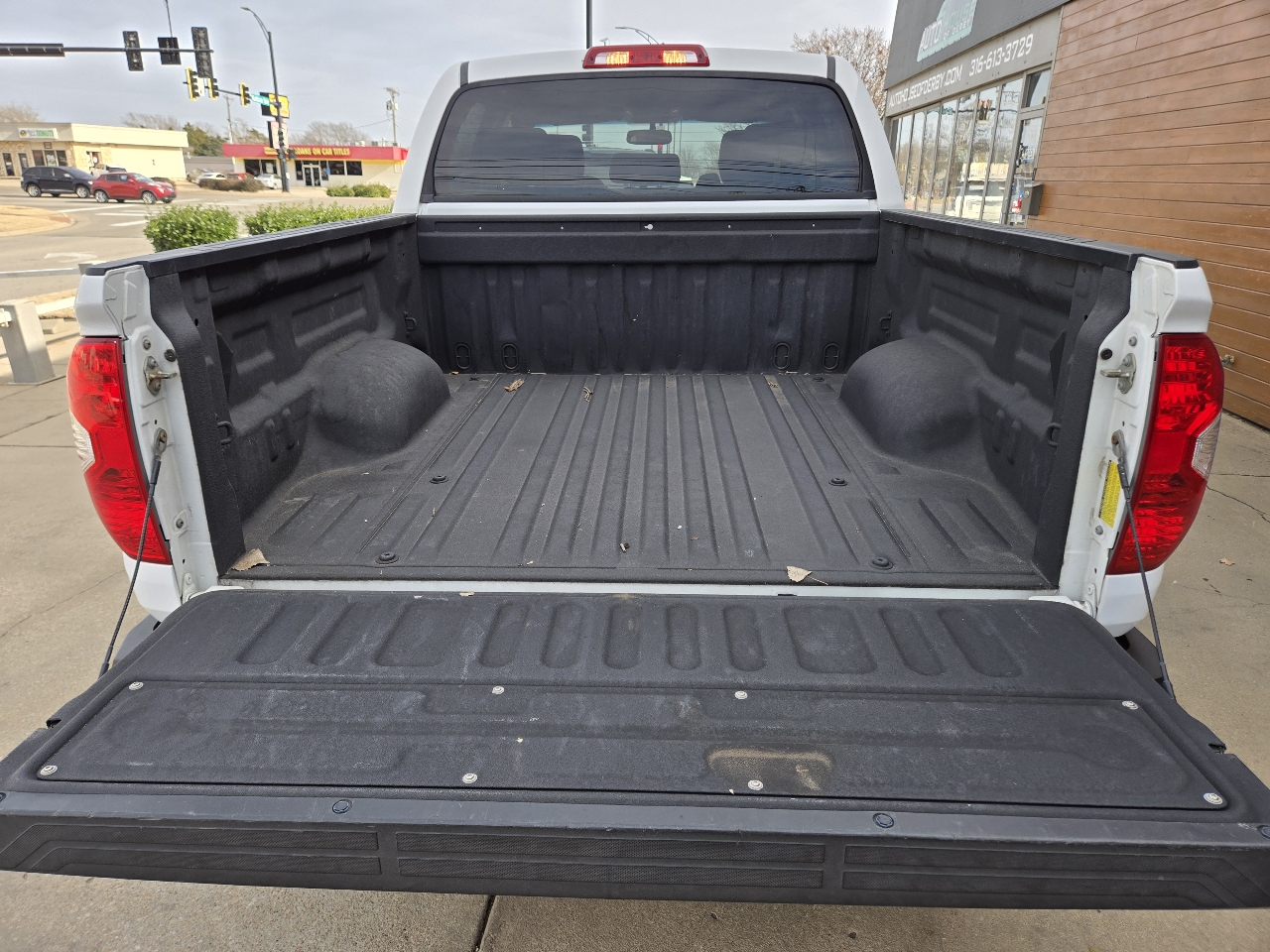 Toyota Tundra SR5 5.7L V8 FFV CrewMax 4WD 2017