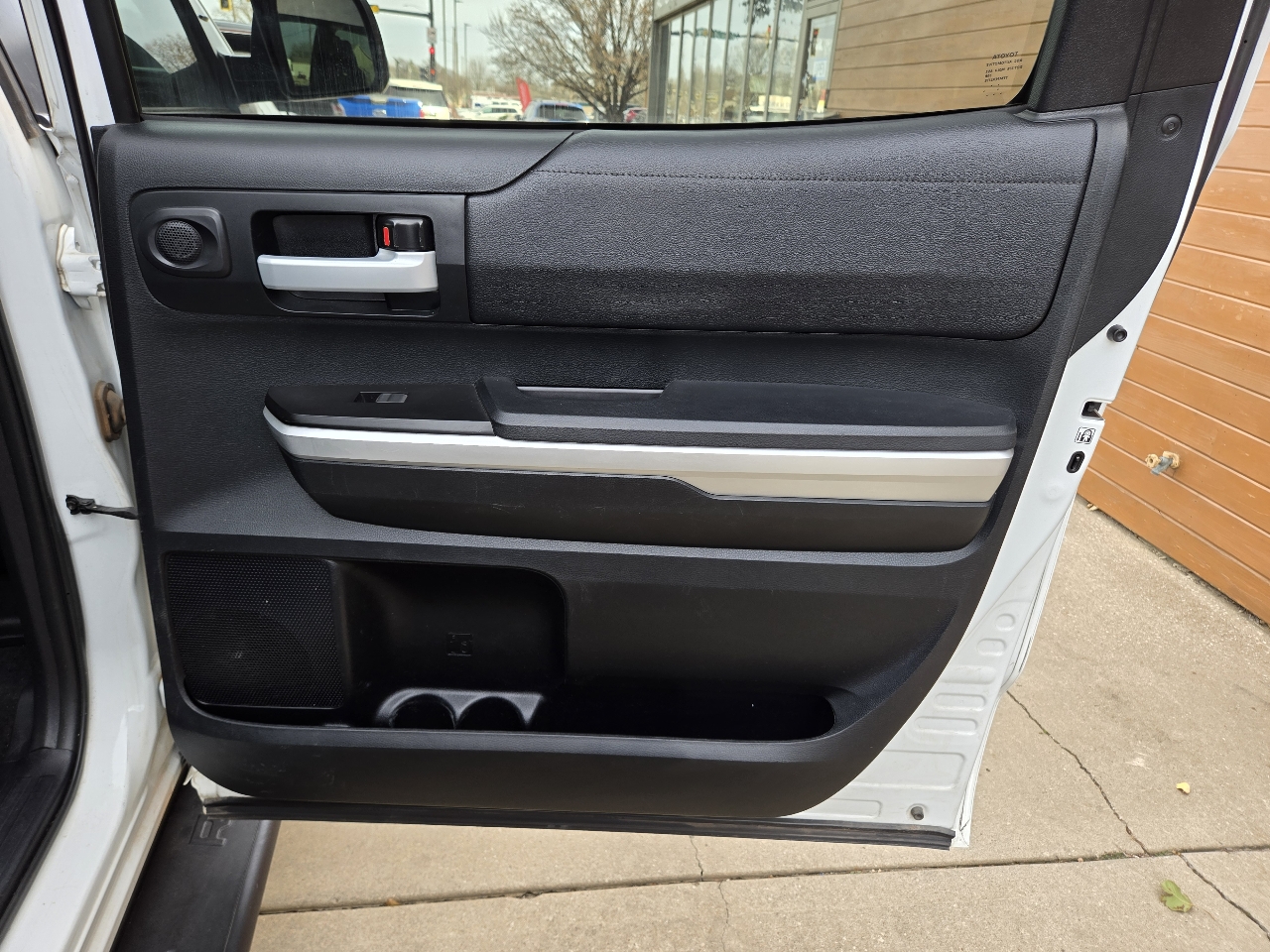 Toyota Tundra SR5 5.7L V8 FFV CrewMax 4WD 2017