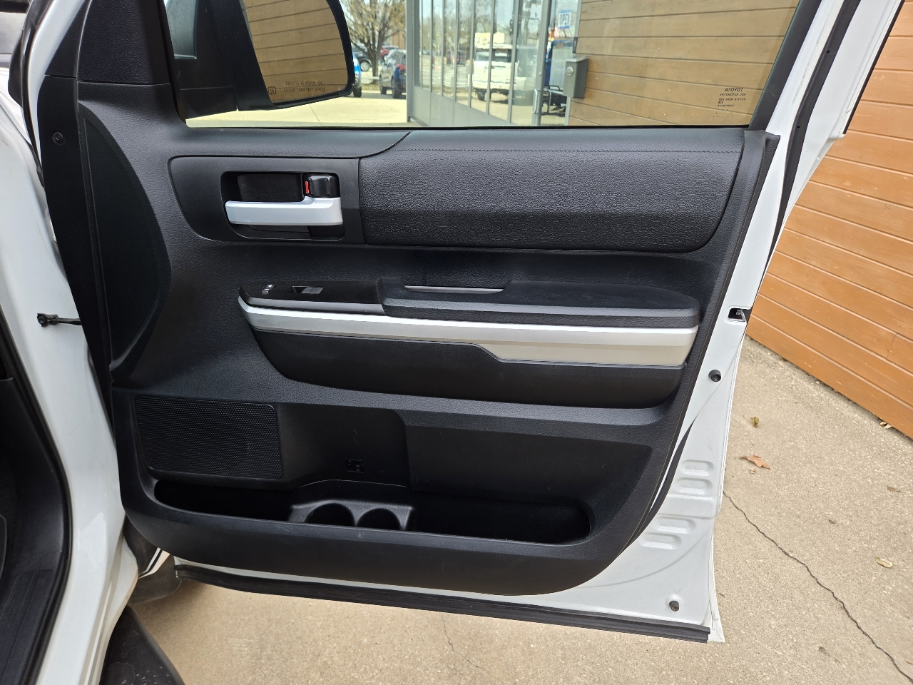 Toyota Tundra SR5 5.7L V8 FFV CrewMax 4WD 2017