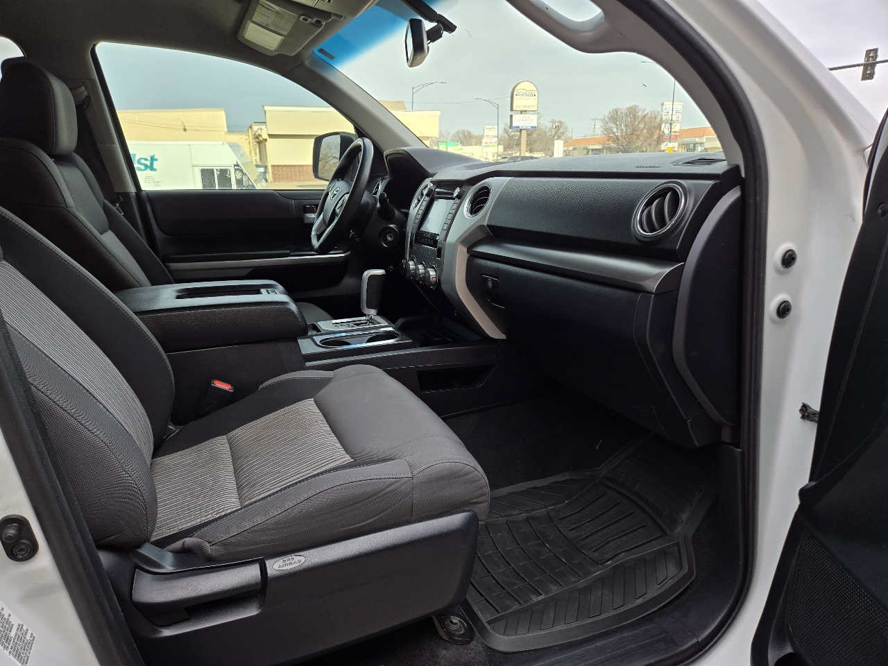 Toyota Tundra SR5 5.7L V8 FFV CrewMax 4WD 2017