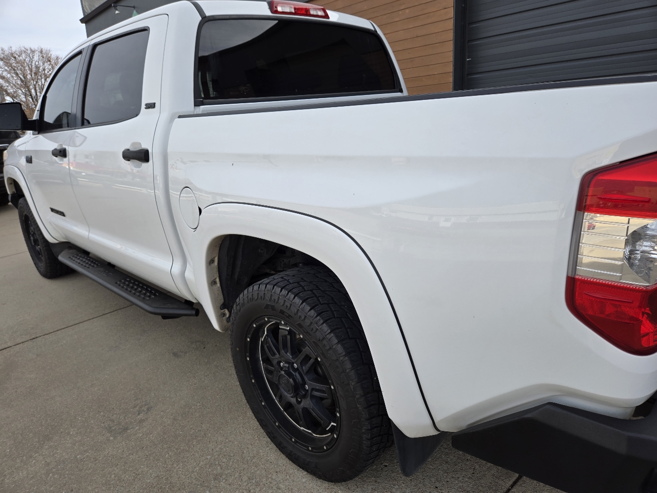 Toyota Tundra SR5 5.7L V8 FFV CrewMax 4WD 2017