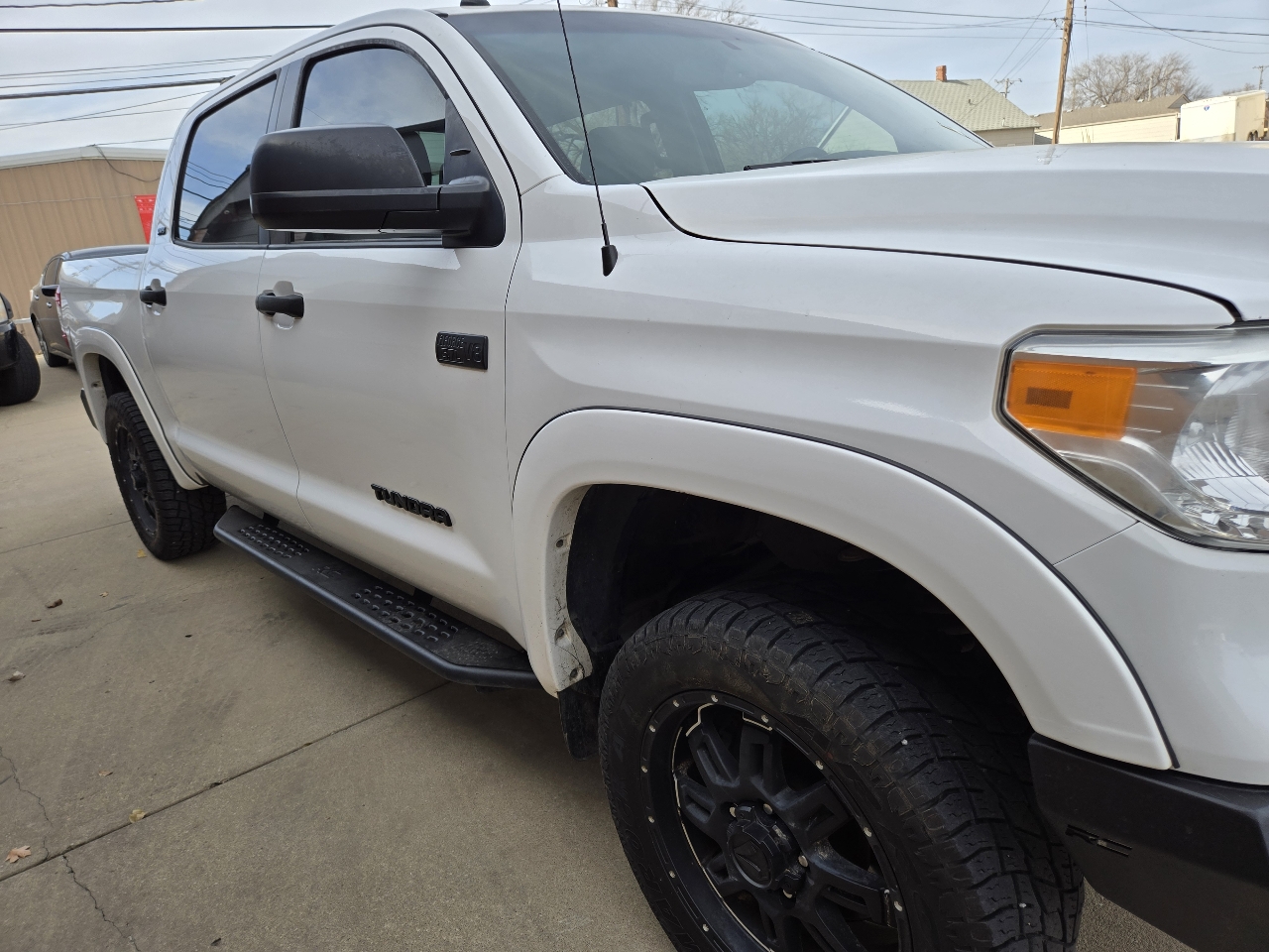 Toyota Tundra SR5 5.7L V8 FFV CrewMax 4WD 2017