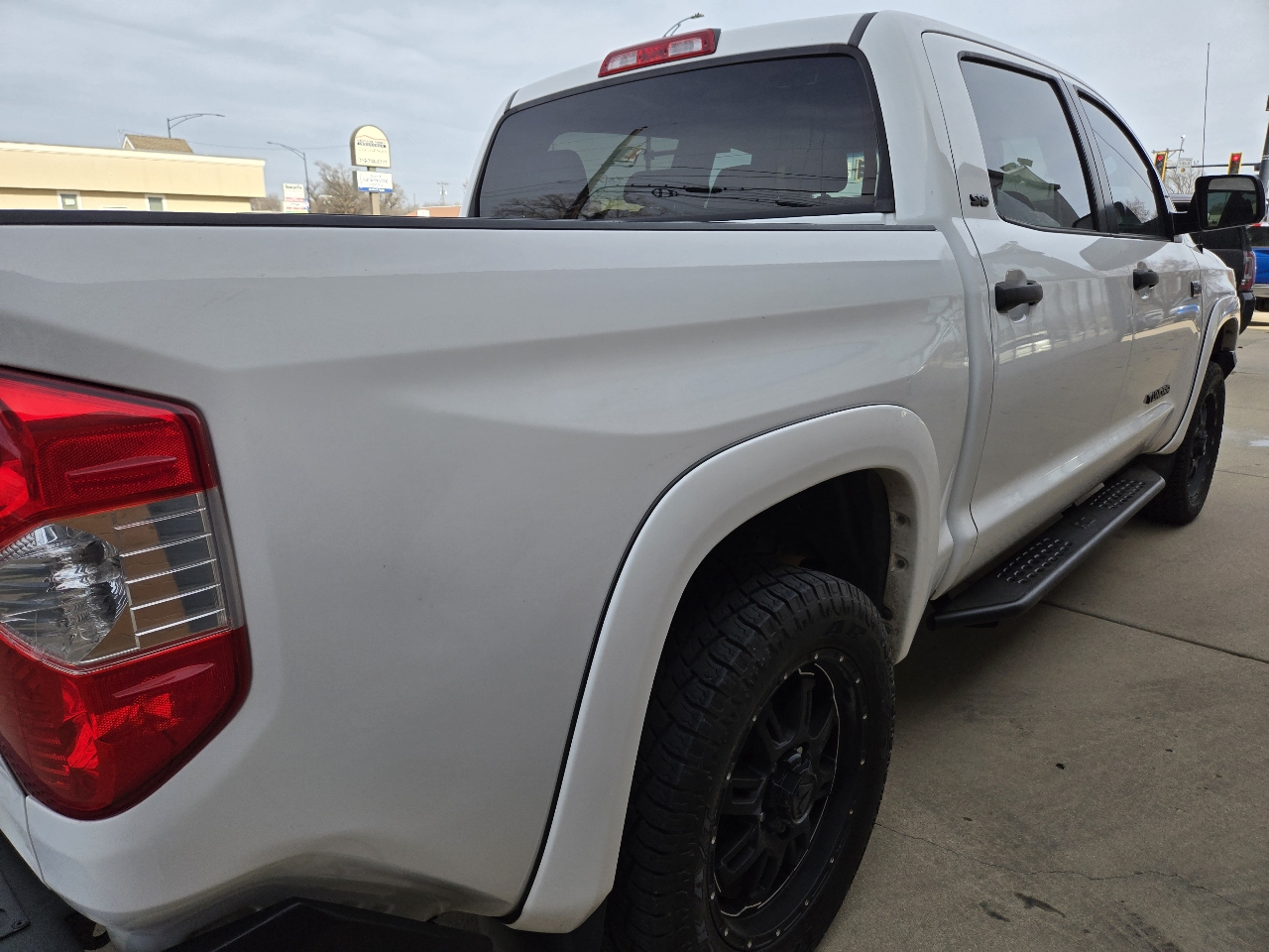 Toyota Tundra SR5 5.7L V8 FFV CrewMax 4WD 2017