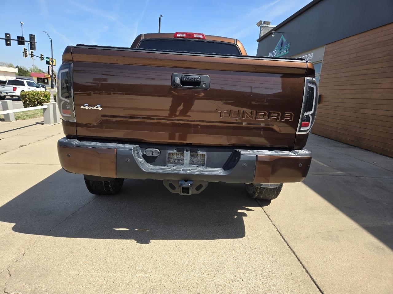 Toyota Tundra Platinum CrewMax 5.7L FFV 4WD 2017