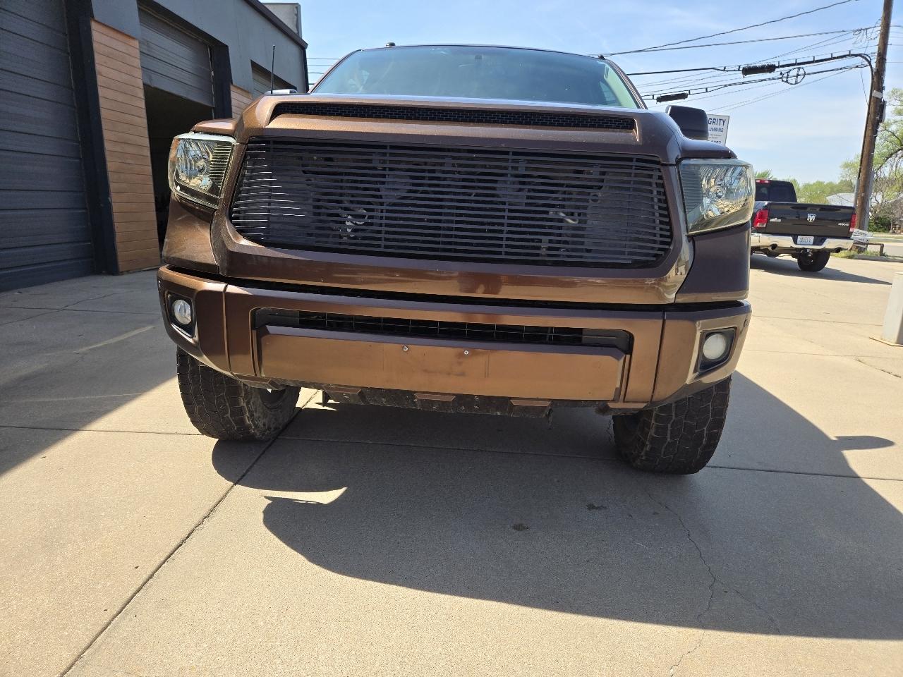 Toyota Tundra Platinum CrewMax 5.7L FFV 4WD 2017