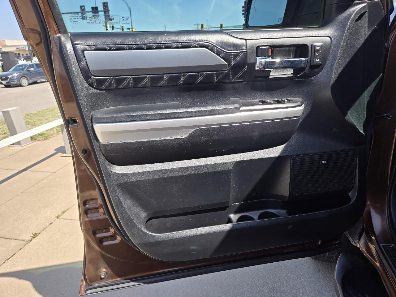 Toyota Tundra Platinum CrewMax 5.7L FFV 4WD 2017