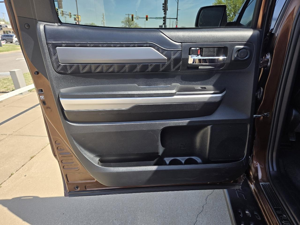 Toyota Tundra Platinum CrewMax 5.7L FFV 4WD 2017