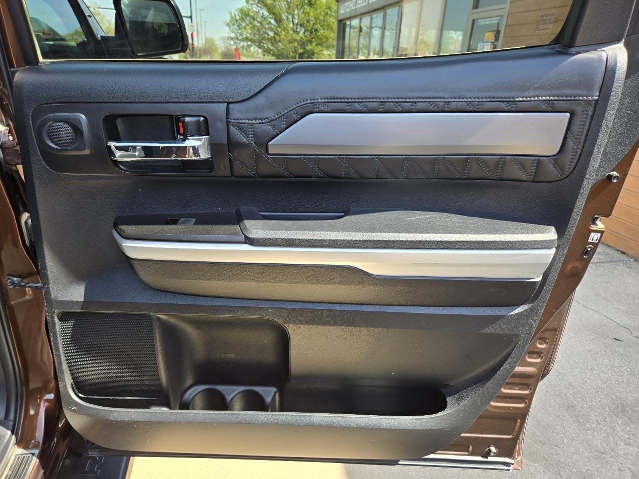 Toyota Tundra Platinum CrewMax 5.7L FFV 4WD 2017