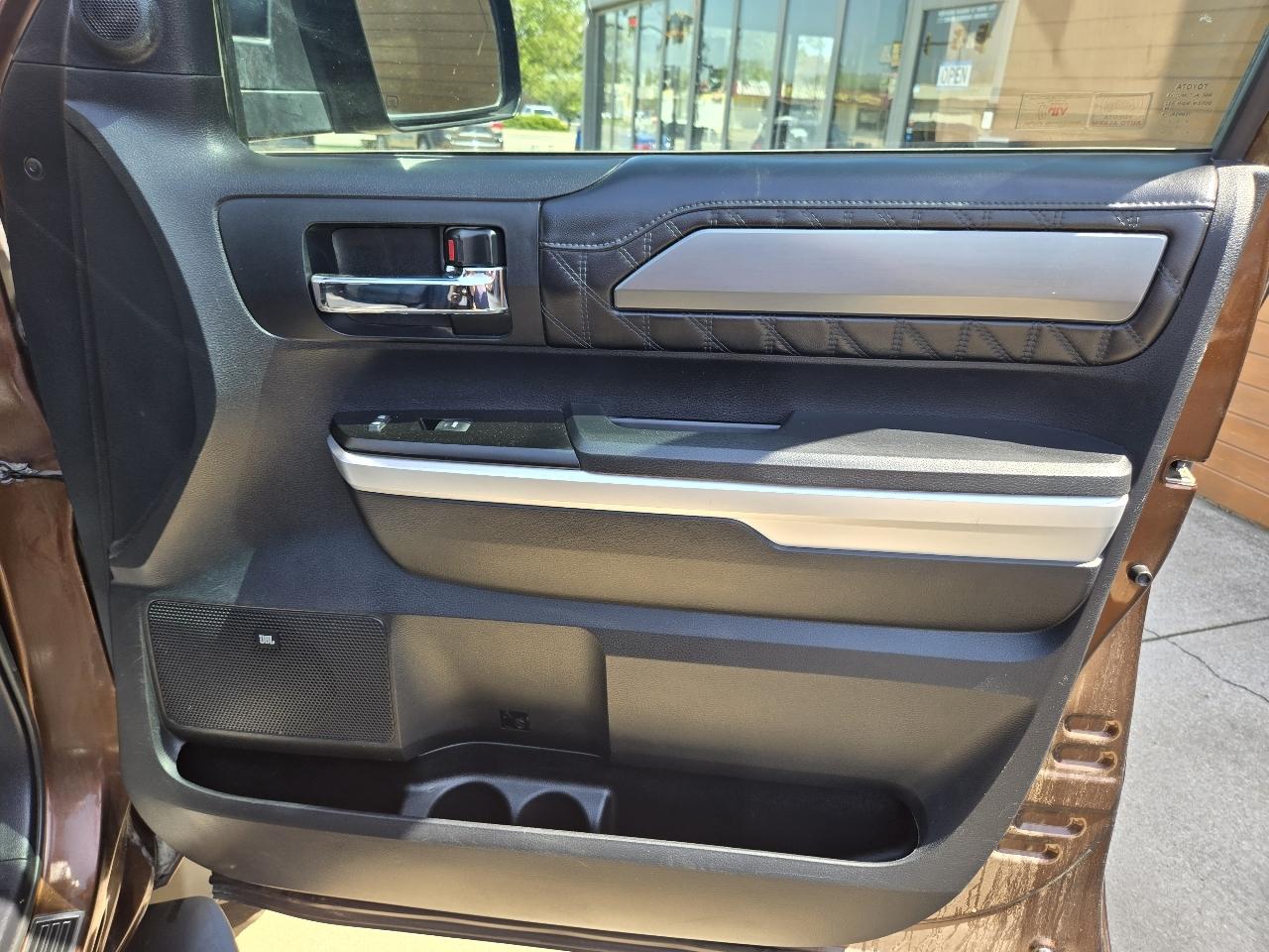 Toyota Tundra Platinum CrewMax 5.7L FFV 4WD 2017