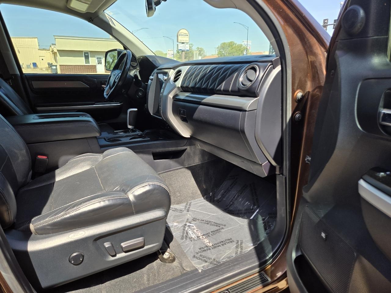 Toyota Tundra Platinum CrewMax 5.7L FFV 4WD 2017