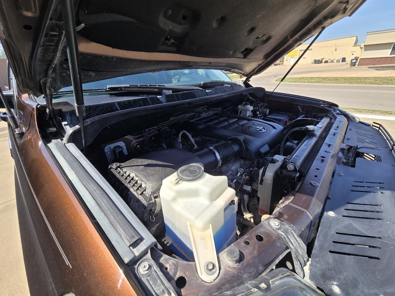 Toyota Tundra Platinum CrewMax 5.7L FFV 4WD 2017