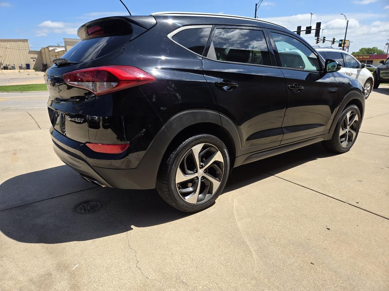 Hyundai Tucson Sport 4D SUV FWD 2016