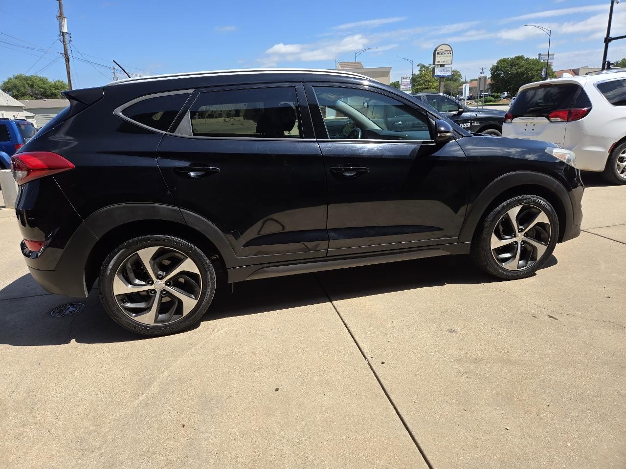 Hyundai Tucson Sport 4D SUV FWD 2016