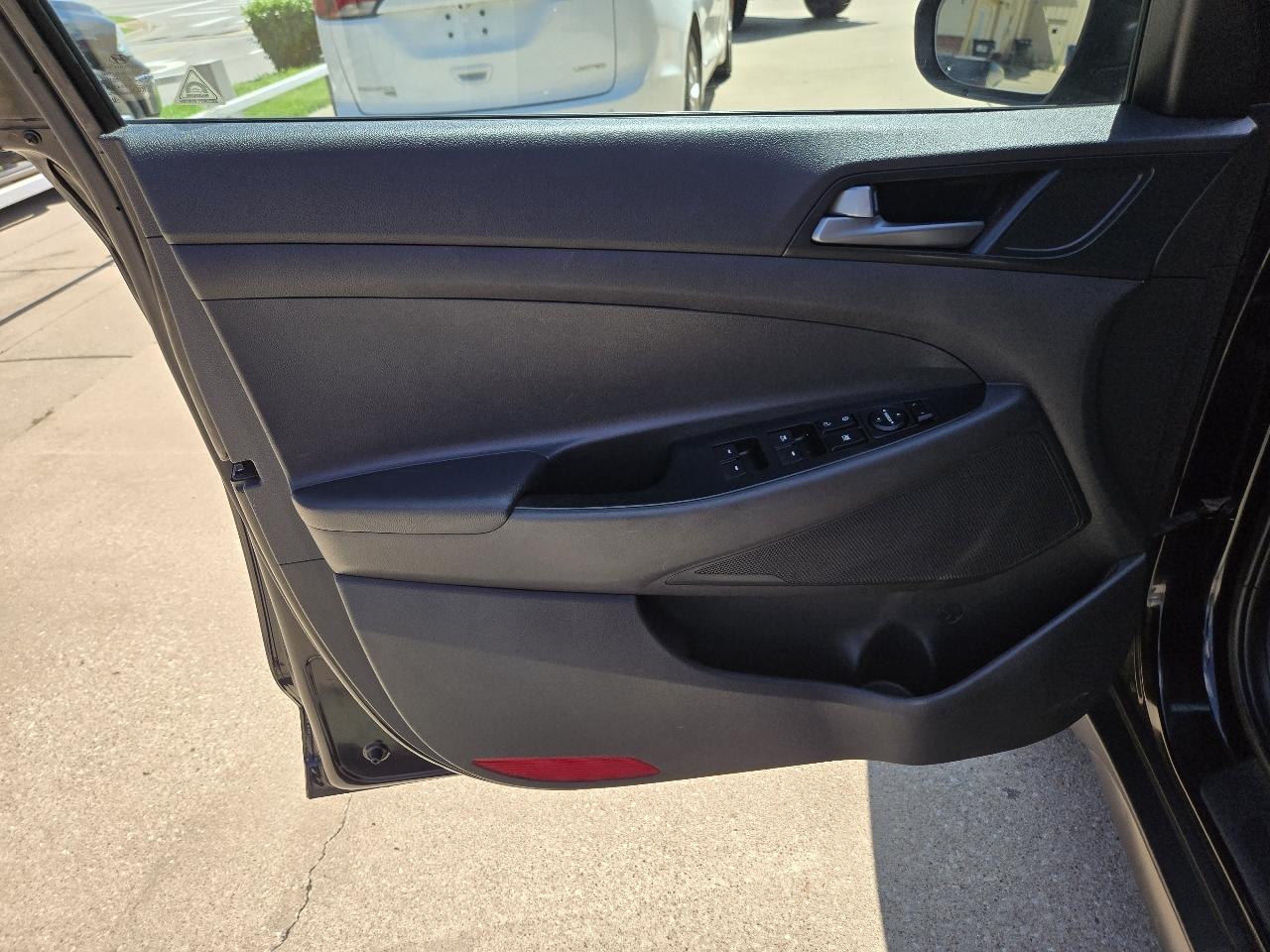 Hyundai Tucson Sport 4D SUV FWD 2016