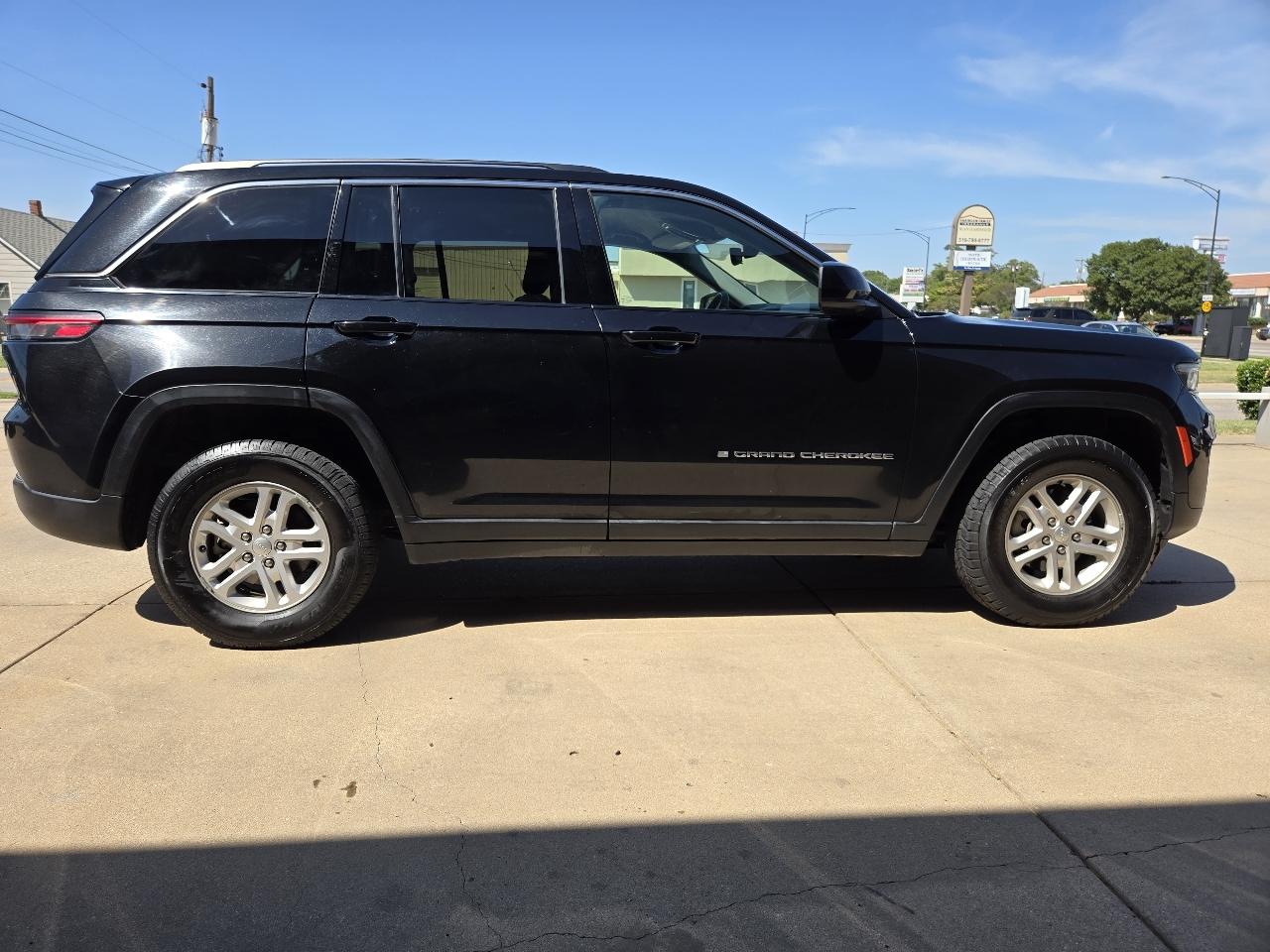 Jeep Grand Cherokee Laredo 4WD 2024