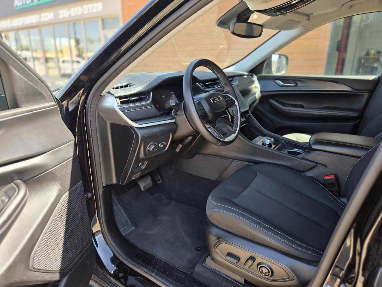 Jeep Grand Cherokee Laredo 4WD 2024