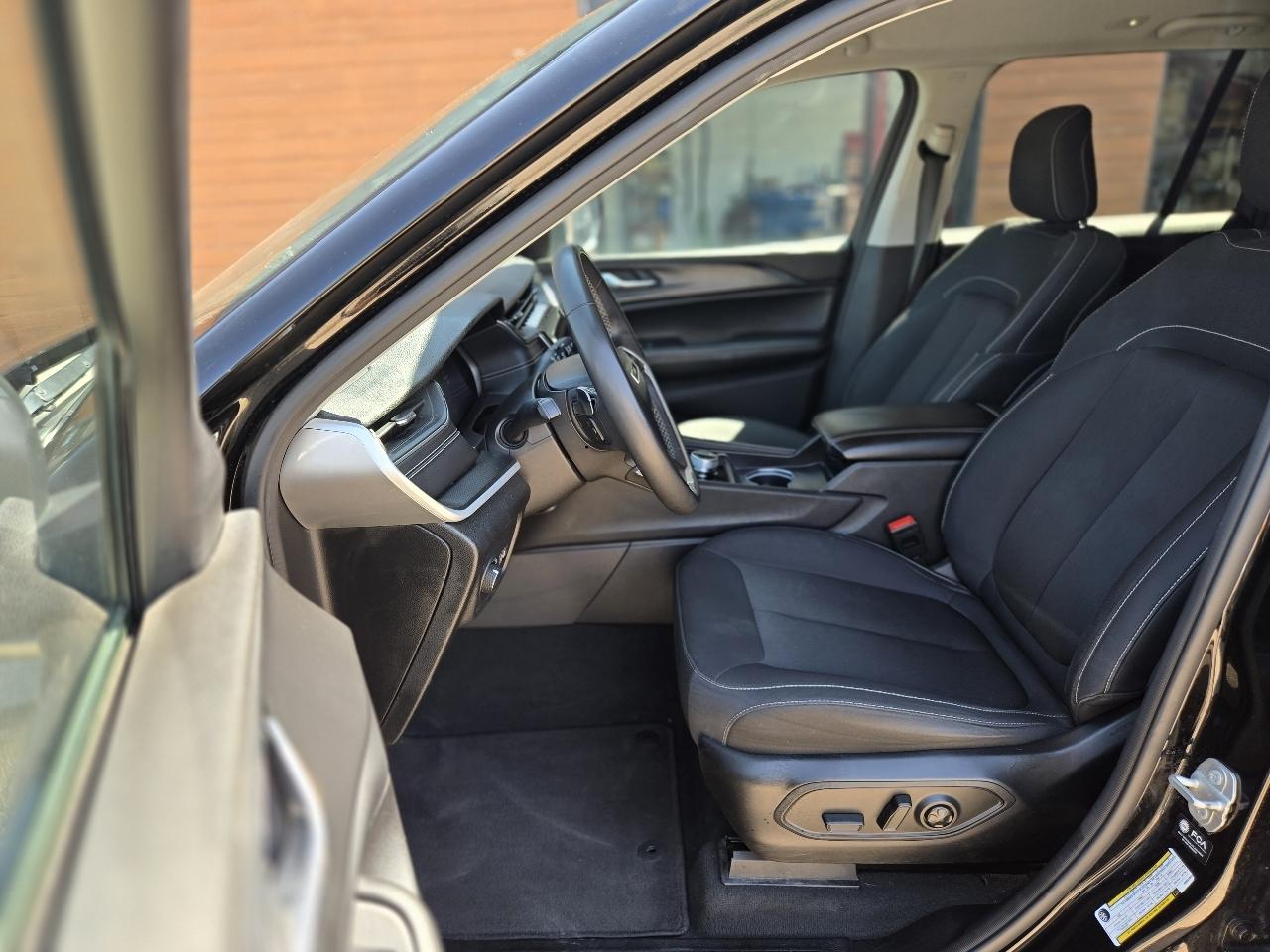 Jeep Grand Cherokee Laredo 4WD 2024