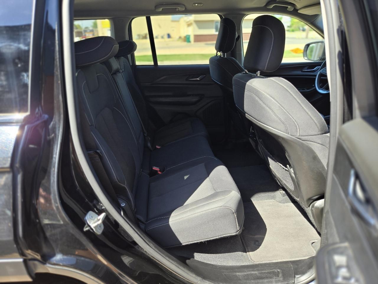Jeep Grand Cherokee Laredo 4WD 2024