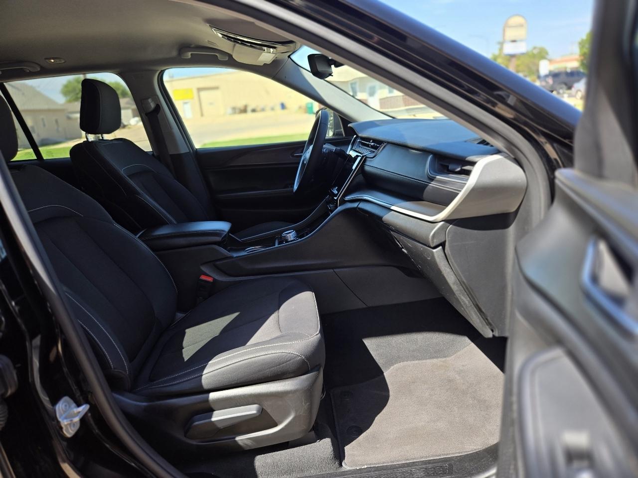 Jeep Grand Cherokee Laredo 4WD 2024