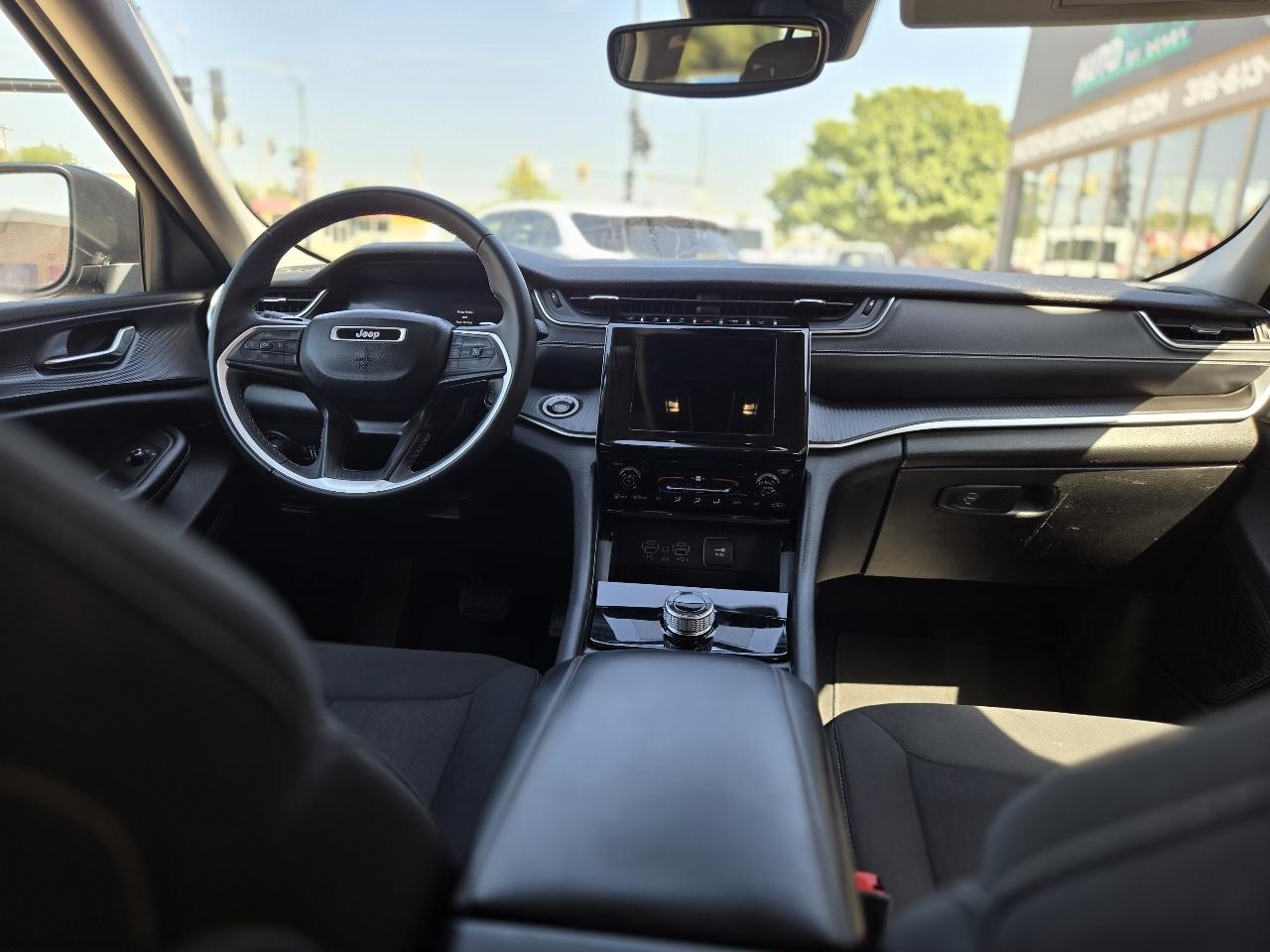 Jeep Grand Cherokee Laredo 4WD 2024