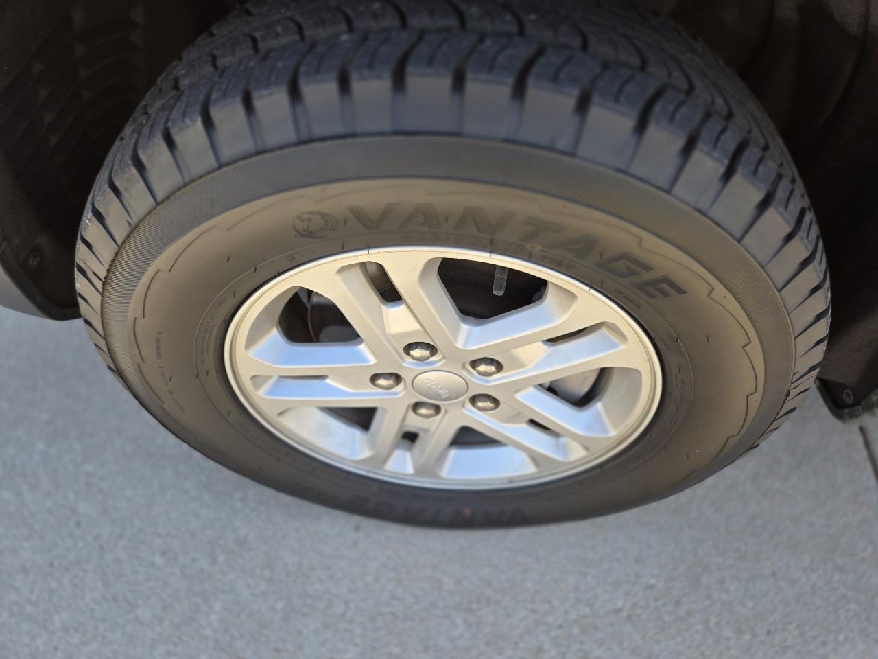 Jeep Grand Cherokee Laredo 4WD 2024