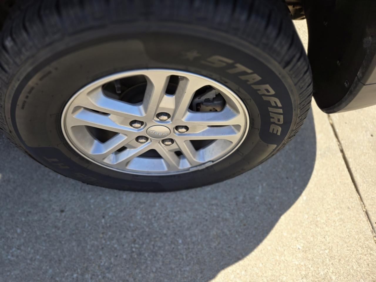 Jeep Grand Cherokee Laredo 4WD 2024