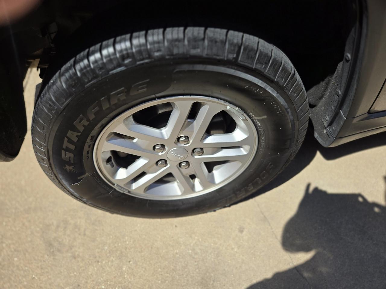 Jeep Grand Cherokee Laredo 4WD 2024