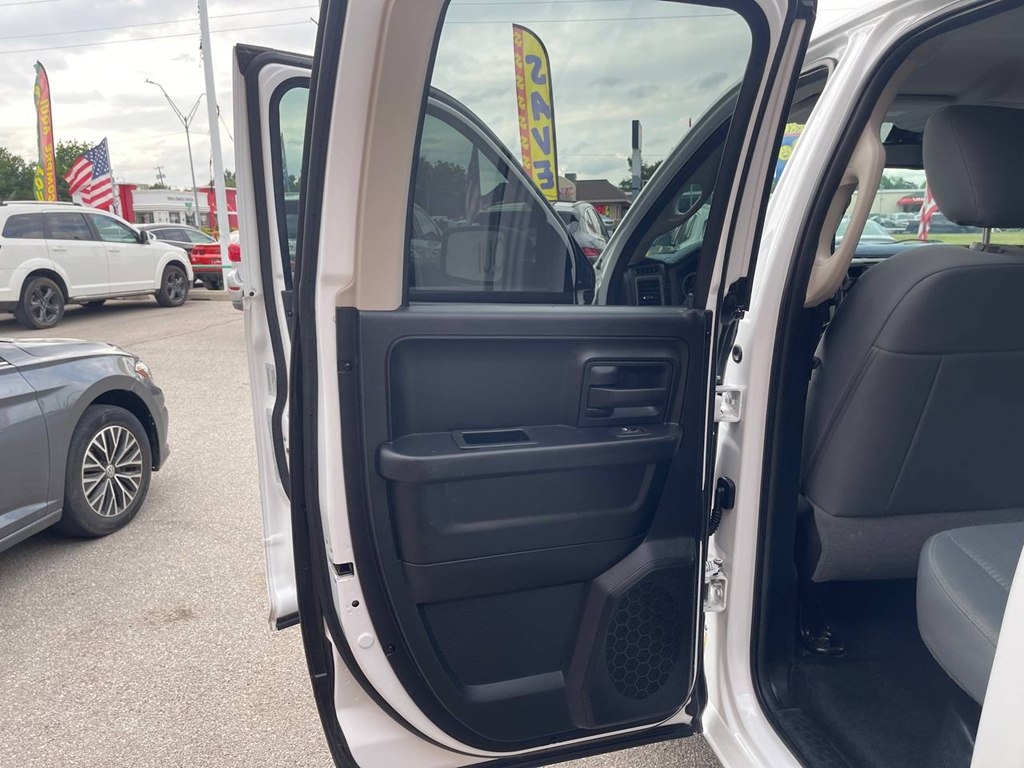 RAM 1500 2WD Quad Cab 140.5" Tradesman 2016